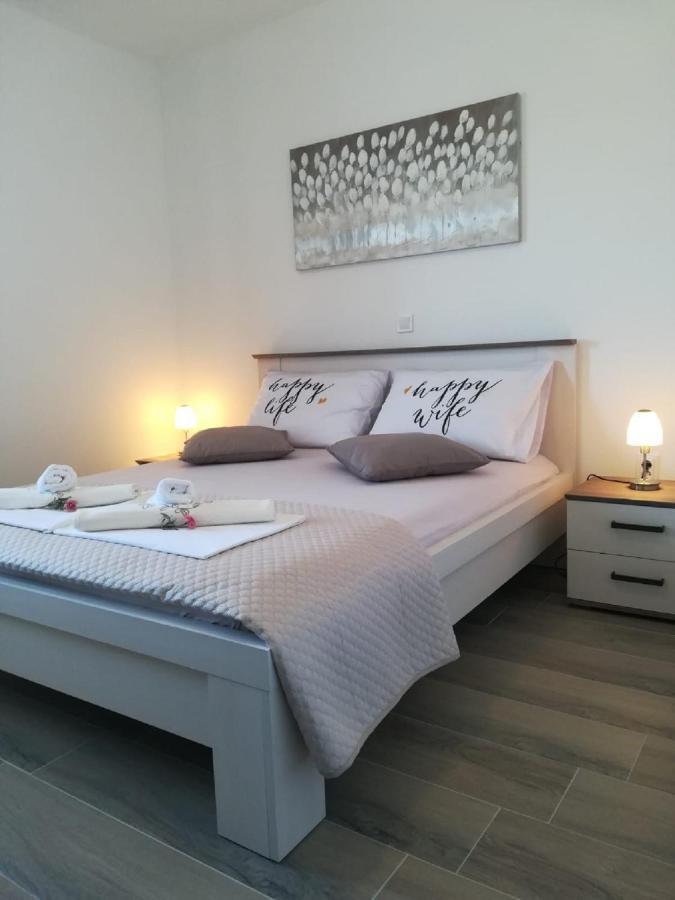 Apartment Villa Bijele Stijene カルロバッグ エクステリア 写真